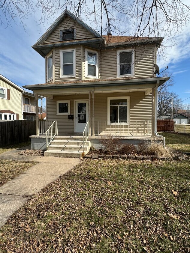 Primary Photo - 3 bed 1.5 bath home in Davenport!