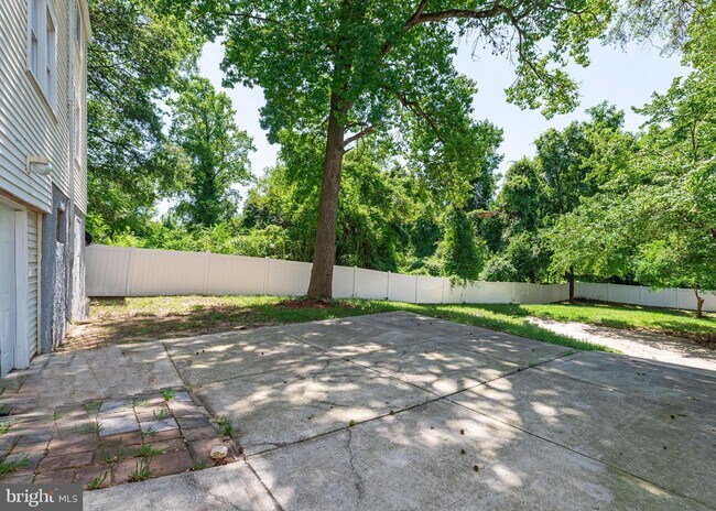 Building Photo - 5711 Landover Rd