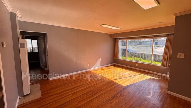 Foto del edificio - 37 E J St