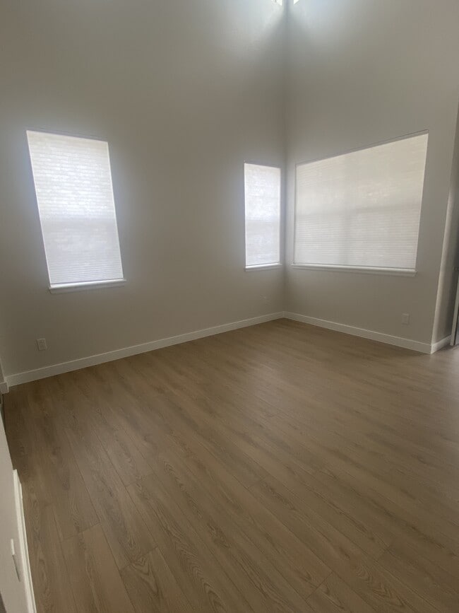 Foto del edificio - 1341 N Stratton Ave