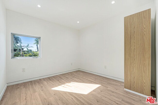 Foto del edificio - 2725 1/2 Dalton Ave