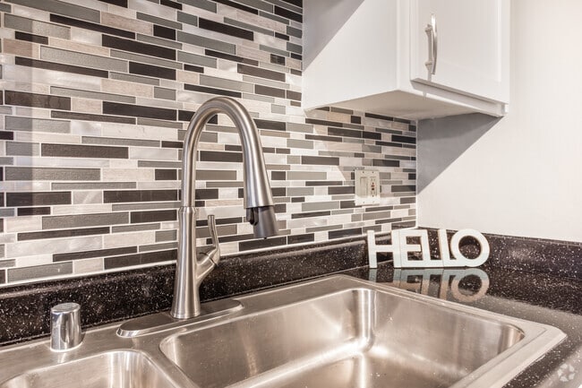 1BR, 1BA - 608 SqFt - Courtyard Apartments