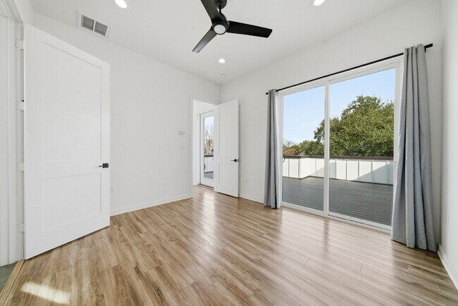 Foto del edificio - Spacious 3-Bed, 3-Bath Condo with Scenic Views in Vibrant Austin!