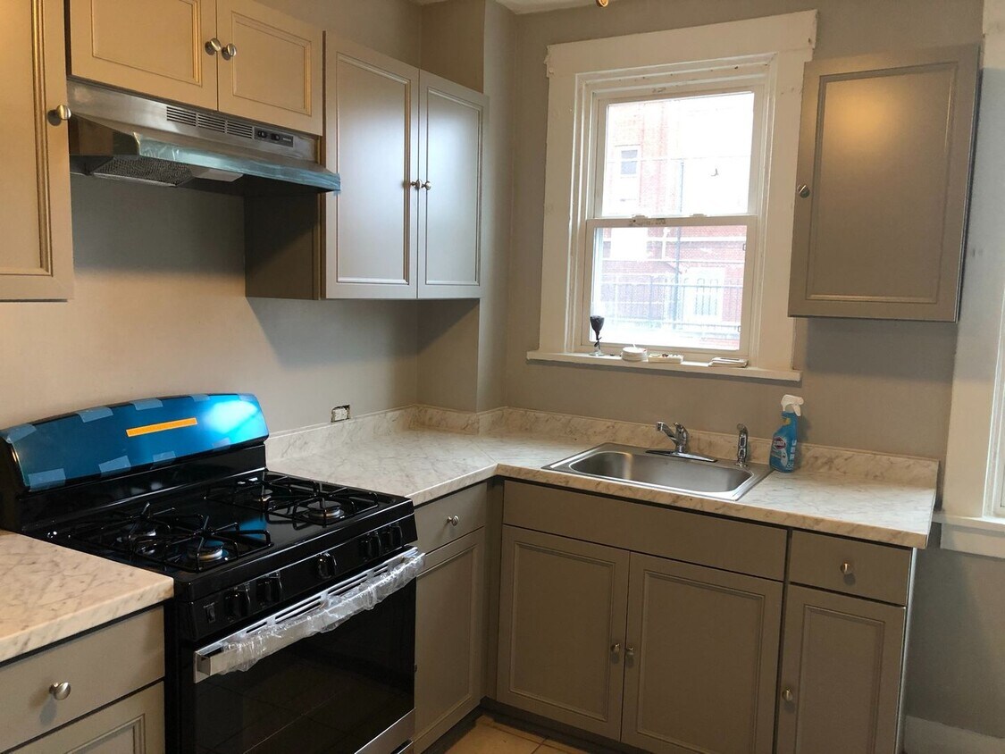 Foto principal - Highland Park - 3 BR 1st Floor Duplex, Rem...