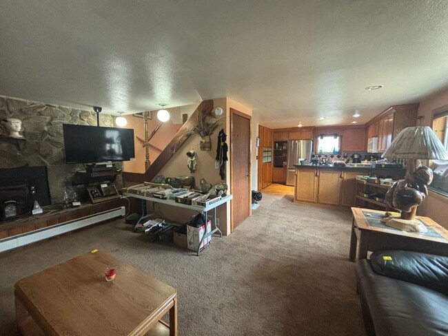 Building Photo - Huge green house / large garage / Pet frie...