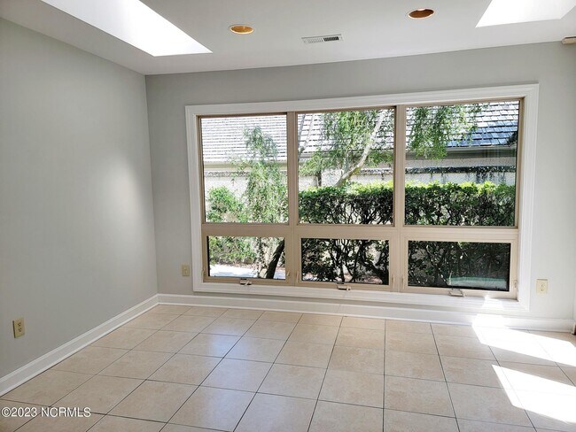 Building Photo - 1811 Prestwick Close