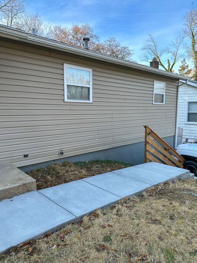 Building Photo - Cozy 2-Bedroom Home with Hardwood Floors N...