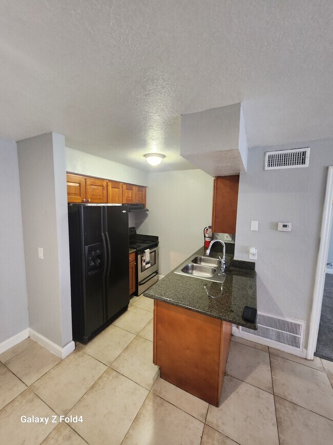 Foto del edificio - 644 Golden Raintree Pl