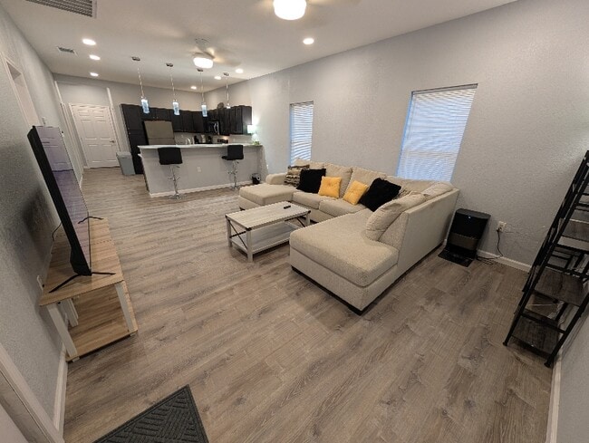 Building Photo - 118 Canadian St