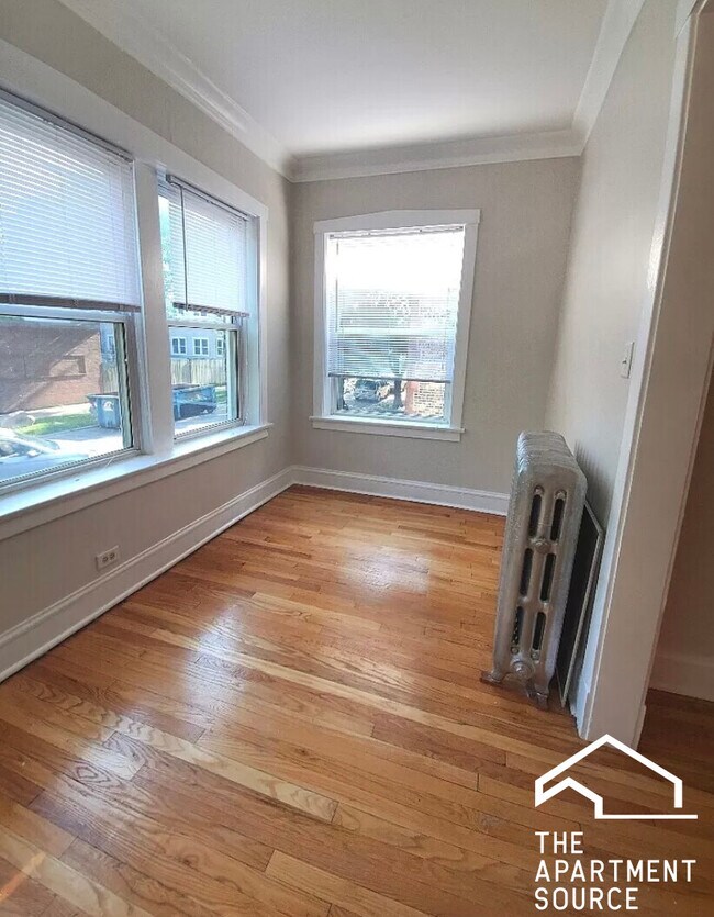 SUN ROOM - 2944 W Schubert Ave