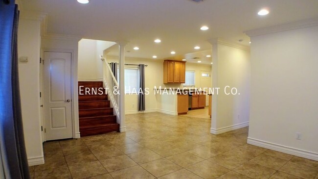 Foto del edificio - Beautiful 2 Story Townhome with 2 Car Garage!