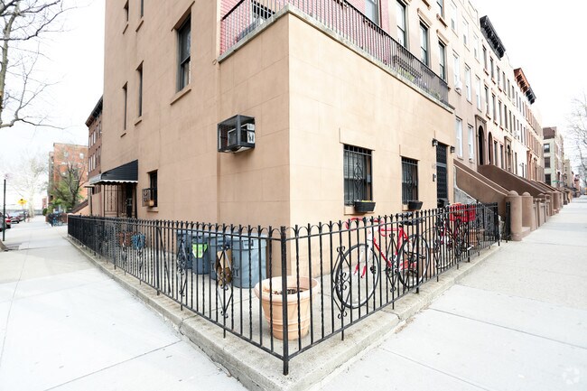 Building Photo - 608 Henry St