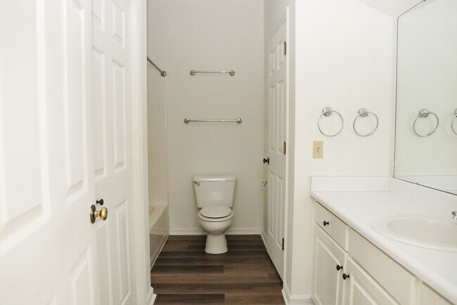 Foto del edificio - Two Bedroom Townhome!