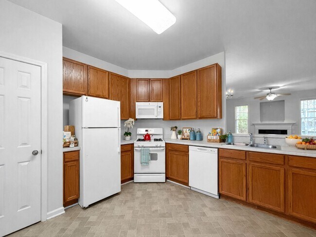 Foto del edificio - !! SPECIAL HALF OFF SECOND MONTH'S RENT !! Beautiful 3BR 2.5BA Townhome w/ Fenced Patio • In-Unit...