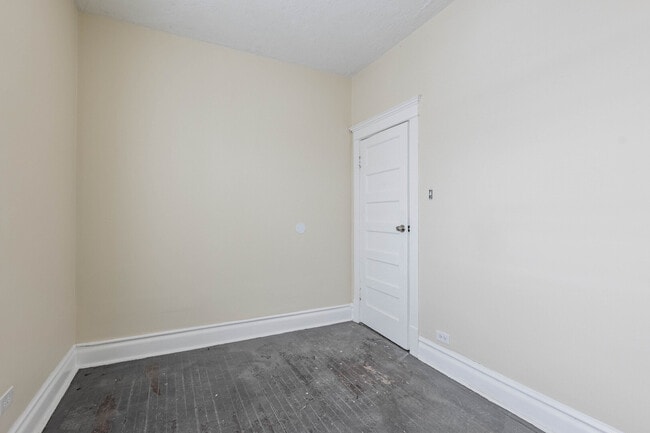 Building Photo - 758 W 71st St