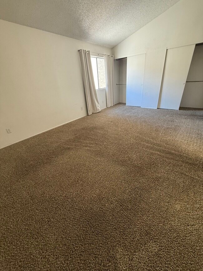 Building Photo - Town Home For Rent