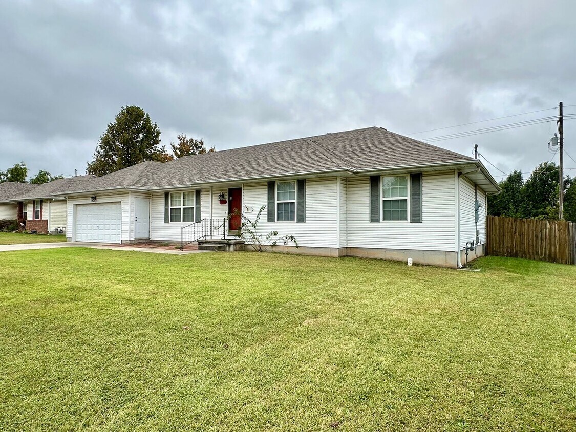 Primary Photo - Ask about our Move in Special/ HALF off yo...