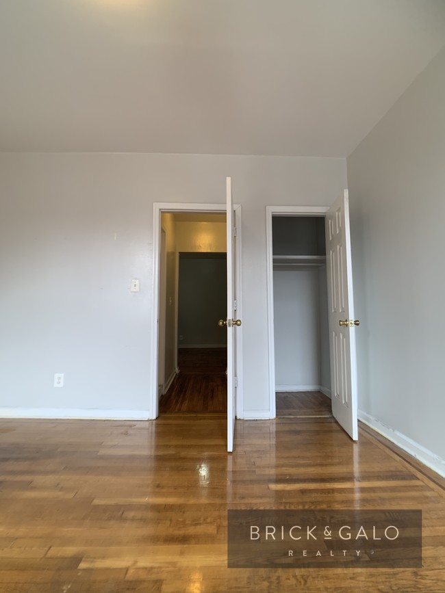 Building Photo - 10 Midwood St