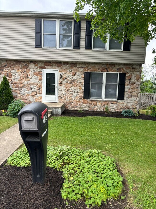 Foto del edificio - Gorgeous 3 Bedroom 1.5 Bathroom with Huge ...