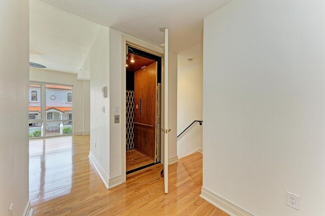 Building Photo - ANNUAL DOWNTOWN SARASOTA CONDO - WALK EVERYWHERE!