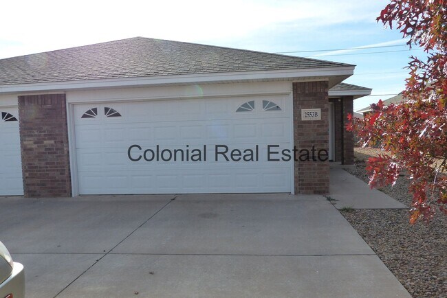 Foto del edificio - Spacious and updated 3 Bedroom 2 bathroom ...