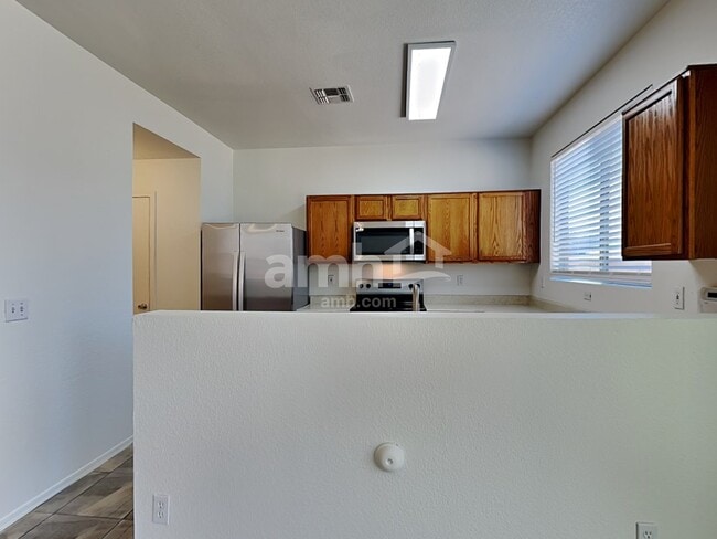 Foto del edificio - 16923 W Central St