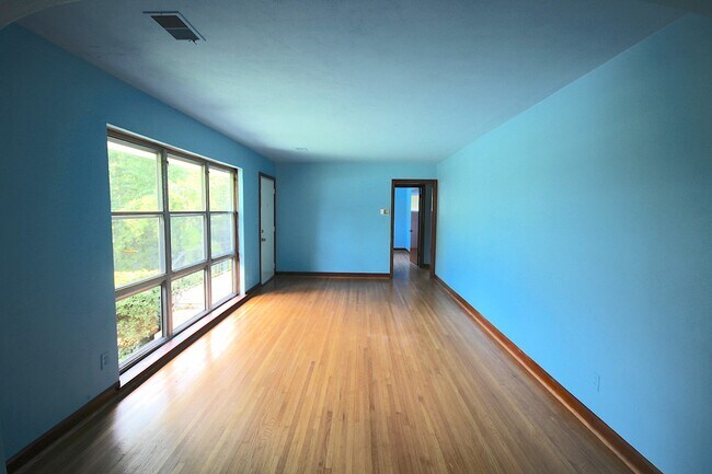 Photo - 1501 Akins Drive House