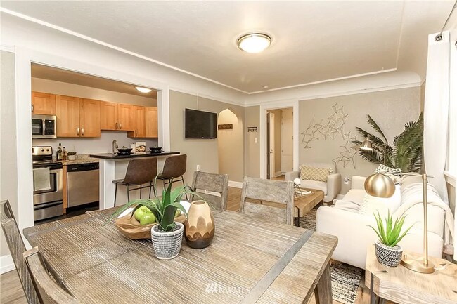 Foto del edificio - Charming Brick Condo On Quiet Street!