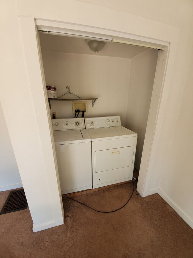 Building Photo - AVAILABLE JUNE 2024 - Spacious 2 Bedroom H...