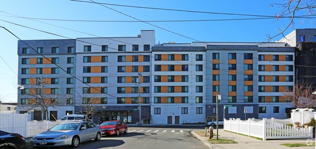 Building Photo - Beach Green North
