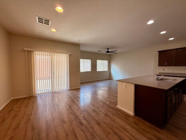 Foto del edificio - 3 BED 2.5 BATH 2 CAR GARAGE HOME w/ LOFT &...