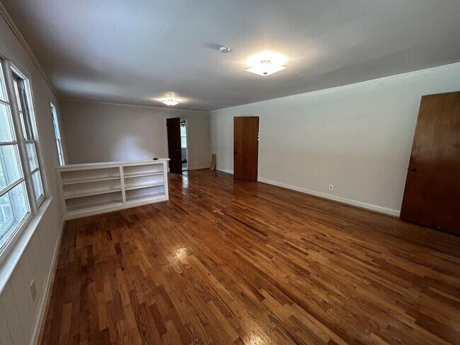 Building Photo - 1233 Crenshaw St