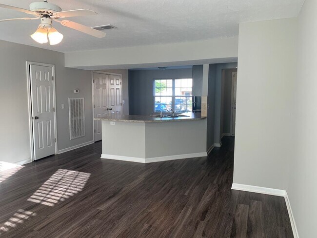 Building Photo - Updated Townhome with 3 Bedrooms