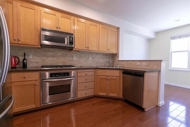Foto del edificio - QUIET, PRIVATE LIVING CLOSE TO EVERYTHING ...