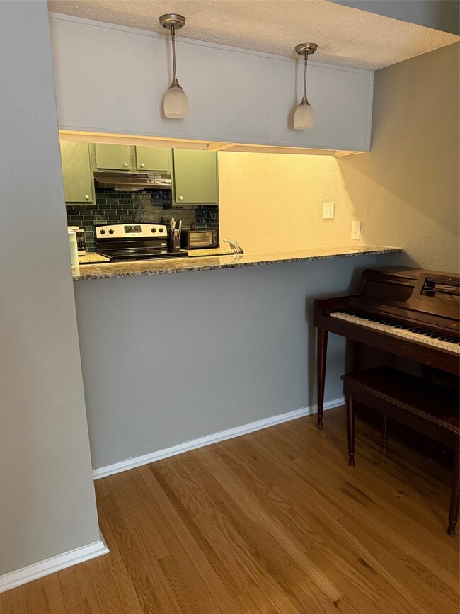 Building Photo - 7112 N Holiday Dr