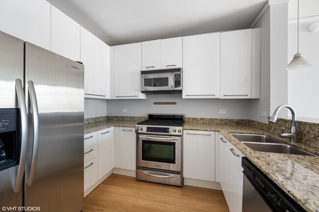 Building Photo - 450 E Waterside Dr