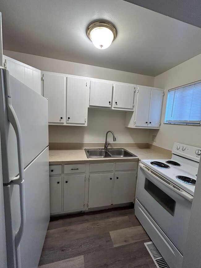 Foto del edificio - 1180 - 1186 E McCarley Dr