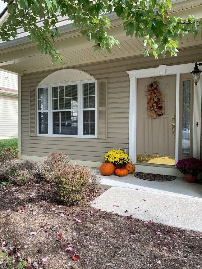 Foto del edificio - 3 Bedroom, 2 Bath Townhouse End Unit with 1 Car Garage