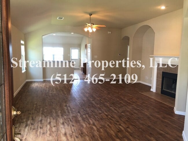 Building Photo - Nice 3 bedroom, 2 bath with an office/stud...