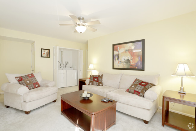 Hillside - Sala de estar - Woodcrest Apartment Homes