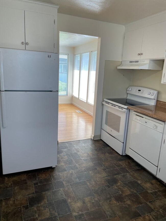 Building Photo - Lakeside duplex For Rent!!