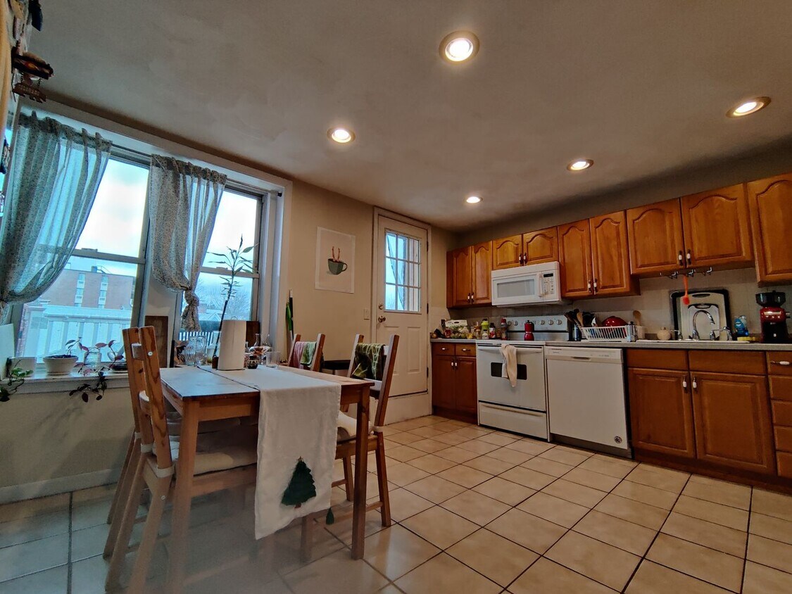 Primary Photo - Central AC, Parking for Rent, Laundry on a...