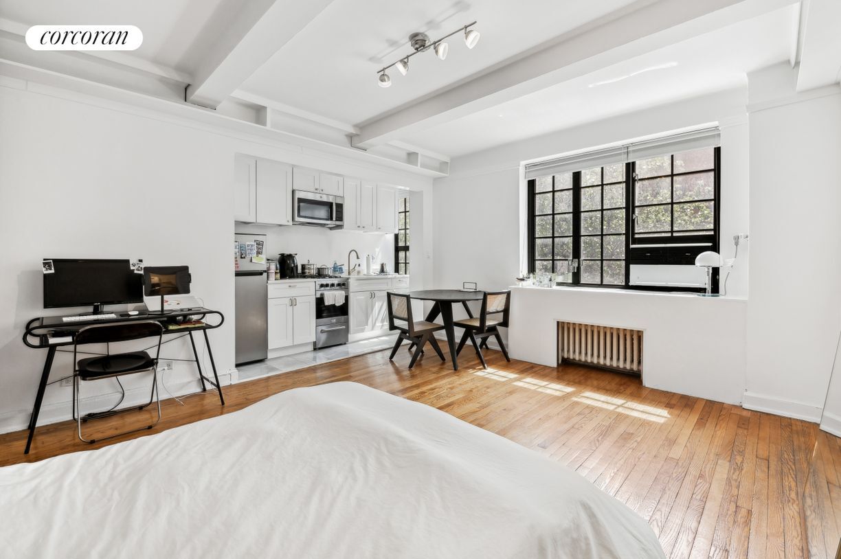 Foto principal - 211 E 35th St