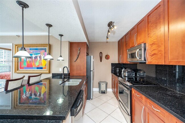 Building Photo - 2642 Collins Ave
