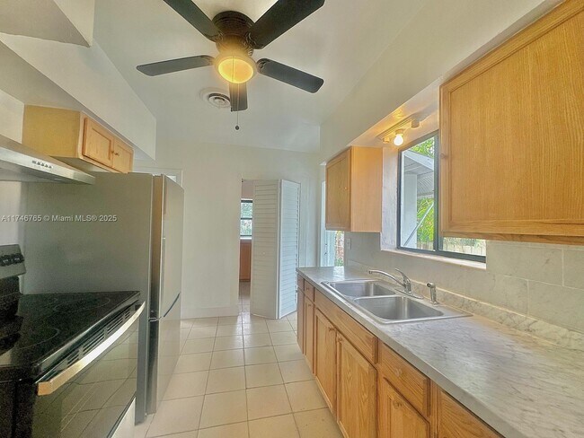 Foto del edificio - 580 NE 170th St