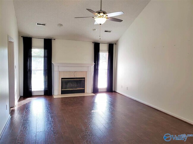 Building Photo - 1100 Leeward Dr SE