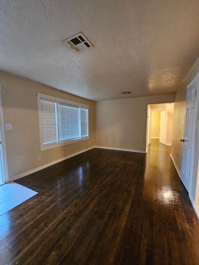 Building Photo - (4) Bed/(2) Bath Close to Campus! Avail Ea...