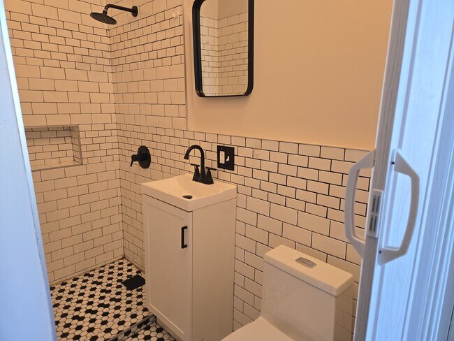 Building Photo - 2417 W Arthington St