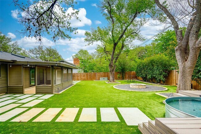 Foto del edificio - 2305 Falcon Hill Dr