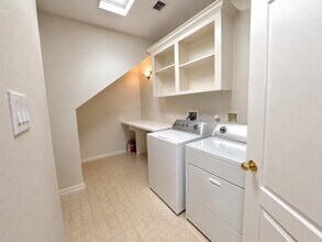 Building Photo - 223 Wild Oak Run